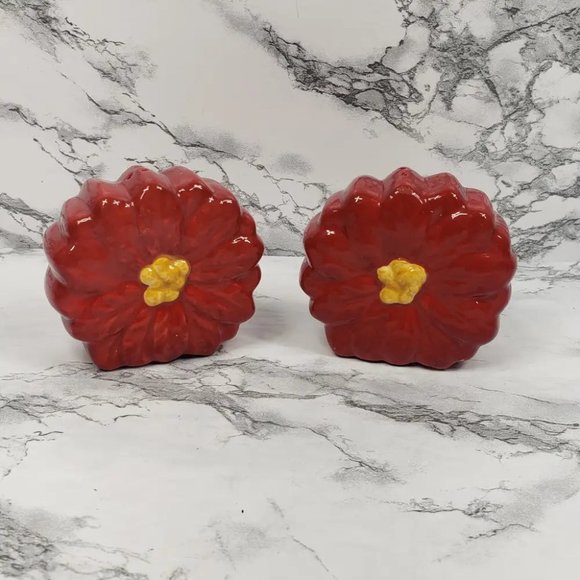 Poinsettia Flower Salt Pepper Shakers Vintage - Picture 1 of 7